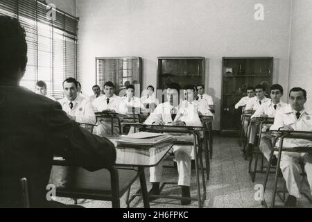 École d'entretien des moteurs de voiture à FIAT automobiles: Salle de classe pour la formation théorique, Italie des années 60 Banque D'Images