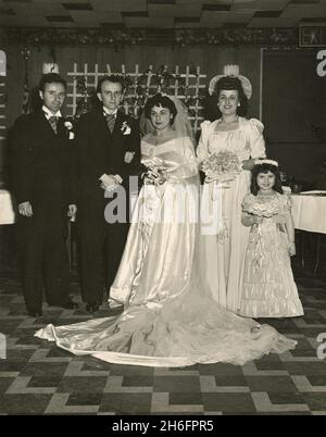 Photos d'un mariage américano-italien des années 1940: Mariée et marié avec des bridesmaides et le meilleur homme Banque D'Images