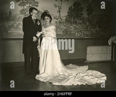 Photos d'un mariage américano-italien des années 1940: La mariée et la posage de marié Banque D'Images