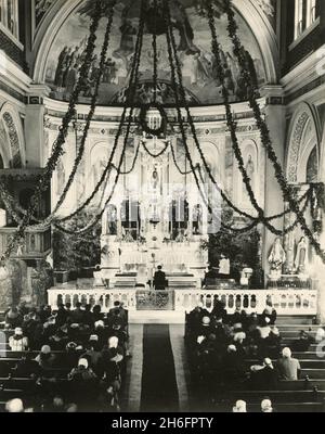 Photos d'un mariage américano-italien des années 1940 : cérémonie dans l'église catholique Banque D'Images