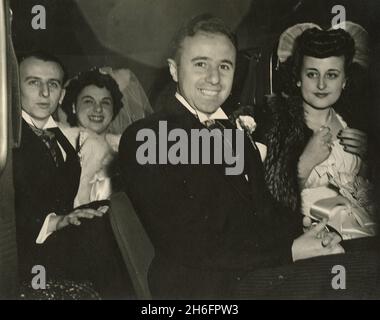 Photos d'un mariage américano-italien des années 1940 : mariée et marié dans la voiture Banque D'Images