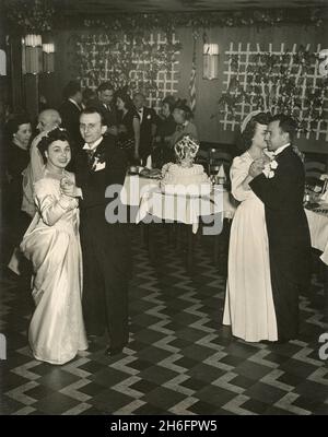 Photos d'un mariage américano-italien des années 1940 : danse de mariée et de marié Banque D'Images