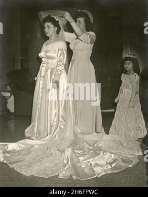 Photos d'un mariage américano-italien des années 1940 : préparation de la mariée Banque D'Images