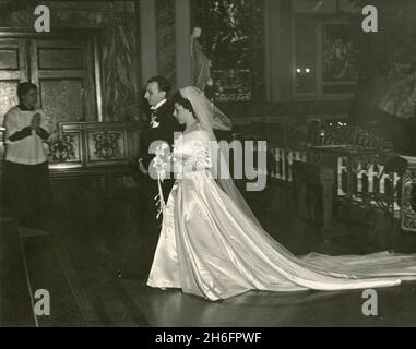 Photos d'un mariage américano-italien des années 1940 : cérémonie dans l'église catholique Banque D'Images