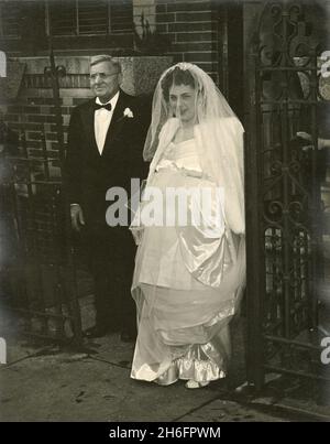 Photos d'un mariage américano-italien des années 1940 : la mariée sort avec son père Banque D'Images