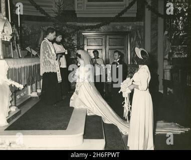 Photos d'un mariage américano-italien des années 1940 : cérémonie dans l'église catholique Banque D'Images