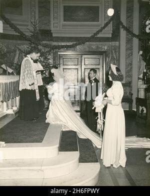 Photos d'un mariage américano-italien des années 1940 : cérémonie dans l'église catholique Banque D'Images