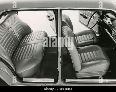 Intérieur de la berline FIAT 125 quatre portes, Italie 1967 Banque D'Images