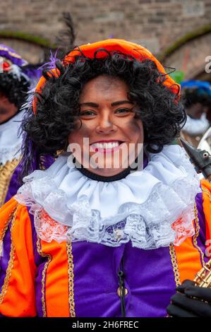 ENSCHEDE, PAYS-BAS - 13 NOVEMBRE 2021: Black Pete est la main d'aide des Sinterklaas néerlandais.Aujourd'hui, il n'est plus complètement noir. Banque D'Images