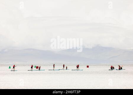 Levez les surfeurs sur les planches SUP au large de Old Head Beach, Louisburgh, County Mayo, Irlande Banque D'Images