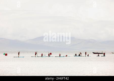 Levez les surfeurs sur les planches SUP au large de Old Head Beach, Louisburgh, County Mayo, Irlande Banque D'Images