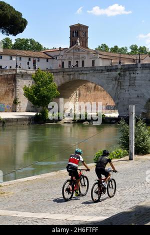 Italie, Rome, Tibre, pont Ponte Cestio, vélos Banque D'Images