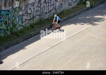 Vélo le long du Tibre, Rome, Italie Banque D'Images