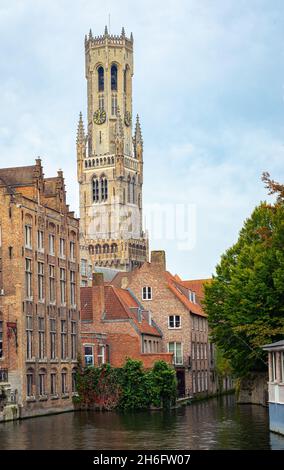 Vue pittoresque de la tour du beffroi, connue sous le nom de Belfort dans la vieille ville de Bruges, en Belgique. Banque D'Images