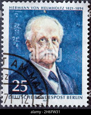ALLEMAGNE, Berlin - VERS 1971: Timbre-poste d'Allemagne, Berlin montrant un portrait du physiologiste et physicien Hermann von Helmholtz 1821 - 1 Banque D'Images