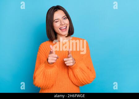 Portrait d'attrayant flirty drôle gai fille wencting pointant des index vers vous isolé sur fond bleu vif de couleur Banque D'Images