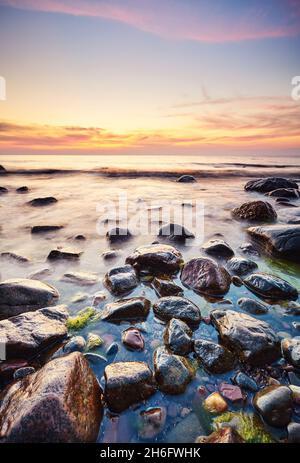 Rocky Beach à un beau coucher de soleil. Banque D'Images