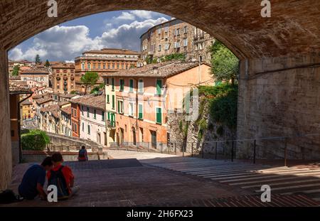 Pérouse, Ombrie, Italie.Août 2021.Vue splendide dans le centre historique : l'ancien aqueduc est une magnifique promenade surplombée par les hauts en couleur Banque D'Images