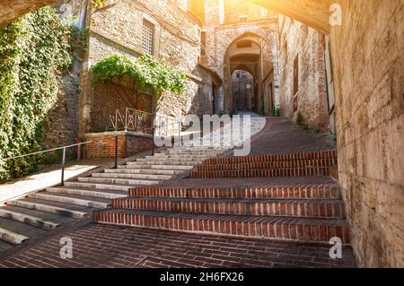 Pérouse, Ombrie, Italie.Août 2021.Vue imprenable dans le centre historique : l'ancien aqueduc est une magnifique promenade surplombée par le haut en couleur Banque D'Images