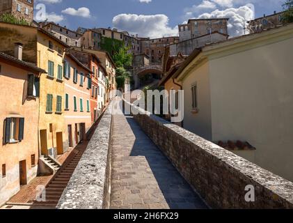 Pérouse, Ombrie, Italie.Août 2021.Vue imprenable dans le centre historique : l'ancien aqueduc est une magnifique promenade surplombée par le haut en couleur Banque D'Images