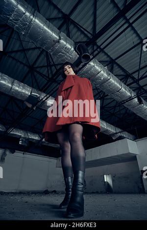 Jeune femme élégante en rouge rétro vêtements posant Banque D'Images