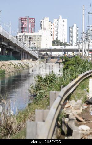 salvador, bahia, brésil - 4 octobre 2016 : canal d'égout dans le lit de la rivière Camurujipe dans la ville de Salvador. Banque D'Images