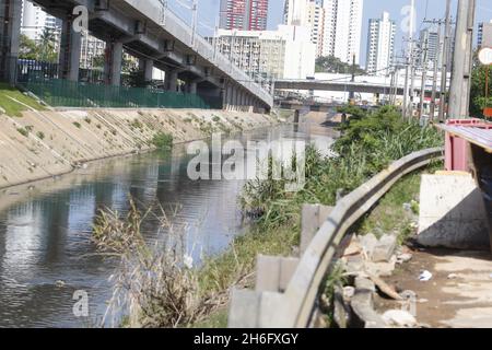 salvador, bahia, brésil - 4 octobre 2016 : canal d'égout dans le lit de la rivière Camurujipe dans la ville de Salvador. Banque D'Images