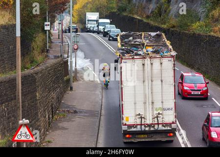 Un cycliste est passé de près par un camion de recyclage des déchets près de Halifax, Calvaire, West Yorkshire. Les passes Close sont non seulement vraiment intimidantes, mais aussi dangereuses : la police attribue « le fait de se rapprocher trop du cycliste » comme un facteur contributif dans le stupéfiant 25 % des collisions graves entre cyclistes et gros véhicules.Dans le même temps, nous savons que 62 % des citoyens britanniques considèrent le vélo sur les routes comme « trop dangereux ».Si nous voulons des routes plus sûres pour les cyclistes ainsi que pour plus de personnes à vélo, il est absolument essentiel de mettre un terme au passage rapproché, Banque D'Images