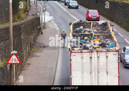 Un cycliste est passé de près par un camion de recyclage des déchets près de Halifax, Calvaire, West Yorkshire. Les passes Close sont non seulement vraiment intimidantes, mais aussi dangereuses : la police attribue « le fait de se rapprocher trop du cycliste » comme un facteur contributif dans le stupéfiant 25 % des collisions graves entre cyclistes et gros véhicules.Dans le même temps, nous savons que 62 % des citoyens britanniques considèrent le vélo sur les routes comme « trop dangereux ».Si nous voulons des routes plus sûres pour les cyclistes ainsi que pour plus de personnes à vélo, il est absolument essentiel de mettre un terme au passage rapproché, Banque D'Images