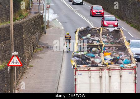 Un cycliste est passé de près par un camion de recyclage des déchets près de Halifax, Calvaire, West Yorkshire. Les passes Close sont non seulement vraiment intimidantes, mais aussi dangereuses : la police attribue « le fait de se rapprocher trop du cycliste » comme un facteur contributif dans le stupéfiant 25 % des collisions graves entre cyclistes et gros véhicules.Dans le même temps, nous savons que 62 % des citoyens britanniques considèrent le vélo sur les routes comme « trop dangereux ».Si nous voulons des routes plus sûres pour les cyclistes ainsi que pour plus de personnes à vélo, il est absolument essentiel de mettre un terme au passage rapproché, Banque D'Images