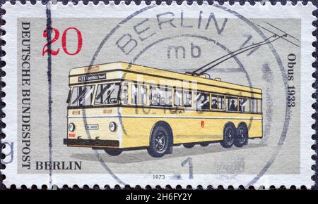 ALLEMAGNE, Berlin - VERS 1973: Timbre-poste de l'Allemagne, Berlin montrant le trolleybus de Berlin 1933 Banque D'Images