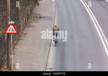 Un cycliste est passé de près par un camion de recyclage des déchets près de Halifax, Calvaire, West Yorkshire. Les passes Close sont non seulement vraiment intimidantes, mais aussi dangereuses : la police attribue « le fait de se rapprocher trop du cycliste » comme un facteur contributif dans le stupéfiant 25 % des collisions graves entre cyclistes et gros véhicules.Dans le même temps, nous savons que 62 % des citoyens britanniques considèrent le vélo sur les routes comme « trop dangereux ».Si nous voulons des routes plus sûres pour les cyclistes ainsi que pour plus de personnes à vélo, il est absolument essentiel de mettre un terme au passage rapproché, Banque D'Images