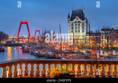 Rotterdam, pays-Bas depuis le Vieux Port d'Oude Haven au crépuscule. Banque D'Images