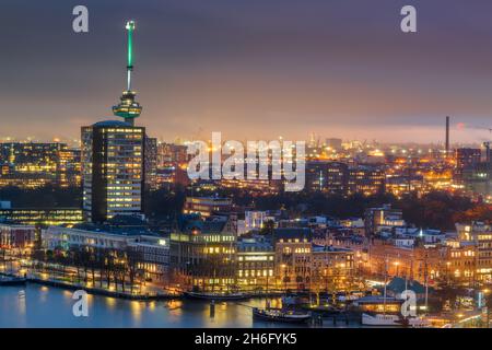 Rotterdam, pays-Bas, paysage urbain sur la rivière Nieuwe Maas la nuit. Banque D'Images