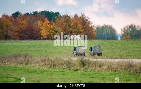 2 l'armée britannique Landrover Wolfs se rend à un véhicule d'assaut rapide Supacan Jackal (MWMIK), de soutien au feu et de reconnaissance en action sur l'exercice militaire Banque D'Images