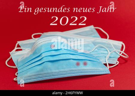 Masques buccaux et nasaux et texte 'Ein gesundes neues Jahr 2022', traduction 'Happy New Year 2022' Banque D'Images