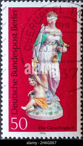 ALLEMAGNE, Berlin - VERS 1974: Timbre-poste d'Allemagne, Berlin montrant une figure de porcelaine de Berlin: justice Banque D'Images
