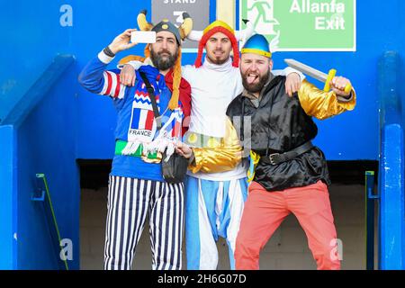 Cardiff, pays de Galles.23 février 2020.Les fans de rugby français avant le match de championnat féminin des six Nations entre le pays de Galles et la France au Cardiff Arms Park à Cardiff, pays de Galles, Royaume-Uni, le 23 février 2020.Crédit : Duncan Thomas/Majestic Media/Alay Live News. Banque D'Images