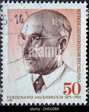 ALLEMAGNE, Berlin - VERS 1975: Timbre-poste d'Allemagne, Berlin montrant un portrait du médecin et chirurgien Ernst Ferdinand Sauerbruch 1875 - 1951 Banque D'Images