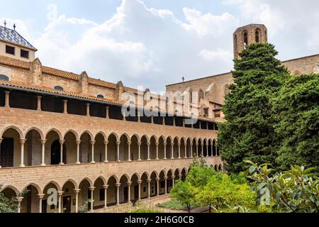 Extérieur du monastère de Santa María de Pedralbes. Le monastère royal de Santa María de Pedralbes est un ensemble de monuments de style gothique situé à t Banque D'Images