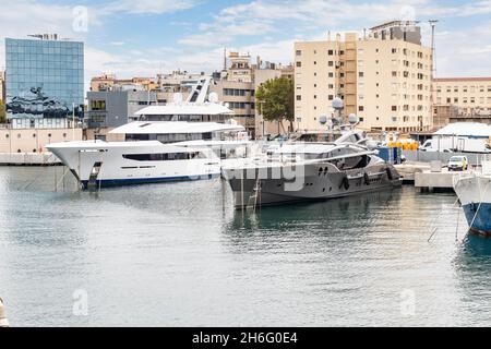 Yachts de luxe dans le port de Port Vell, sur la plage de Barceloneta, Barcelone, Catalogne, Espagne Banque D'Images