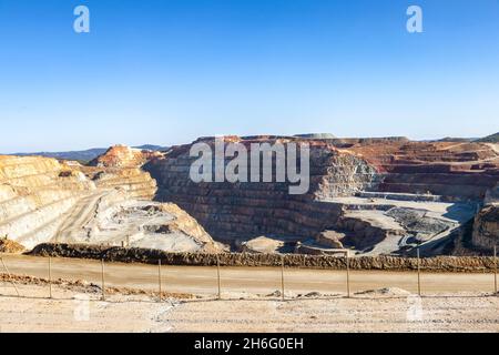 Corta Atalaya avec les niveaux miniers à la mine ouverte.Excavation profonde de pyrite et extraction de minéraux de cooper et d'or dans la municipalité de Minas de Banque D'Images