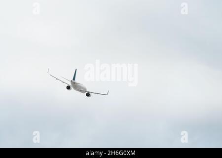 Vue arrière d'un avion passager blanc en gros plan contre un ciel gris avec espace de copie.Le plan se dirige vers la droite Banque D'Images