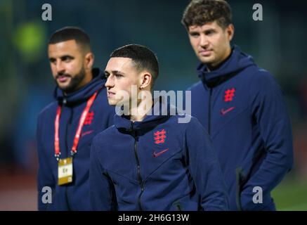 Kyle Walker, Phil Foden et John Stones, en Angleterre, inspectent le terrain avant le match de qualification de la coupe du monde de la FIFA au stade de San Marino, à Serravalle.Date de la photo: Lundi 15 novembre 2021. Banque D'Images