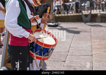 Homme en costume asturien jouant le tambour sur une place dans la ville d'Oviedo, Uvieu, dans les Asturies. Banque D'Images