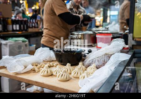 La cuisine traditionnelle géorgienne nationale klinkali fraîche est préparée sur le marché de la rue. Banque D'Images