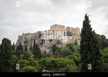 Athènes, Grèce.Novembre 2021. Vue sur la colline de l'Acropole dans le centre-ville Banque D'Images