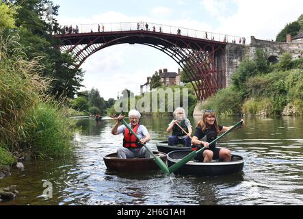 Les membres de la Fiducie Ironbridge Coracle se sont mis à pratiquer de dernière minute sur la rivière Severn pour la régate Bank Holiday Coracle.Après une absence de Banque D'Images