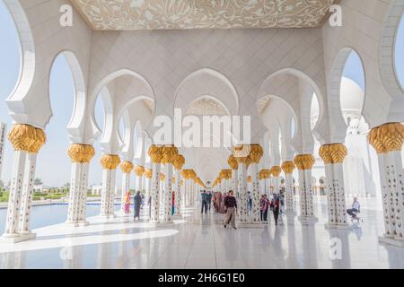 ABU DHABI, Émirats Arabes Unis - 9 MARS 2017 : les gens visitent la Grande Mosquée Sheikh Zayed à Abu Dhabi Banque D'Images
