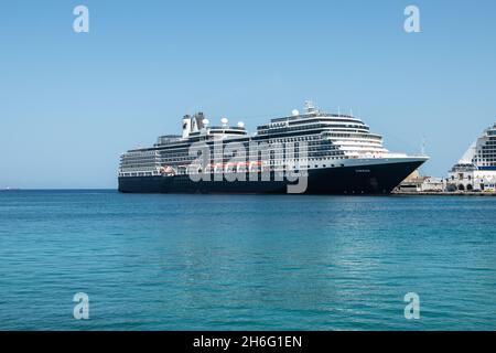 RHODES, GRÈCE - 20 SEPTEMBRE 2021 : navire de croisière Eurodam de la ligne Holland America amarré à l'embarcadère du port de croisière de l'île de Rhodes en Grèce. Banque D'Images